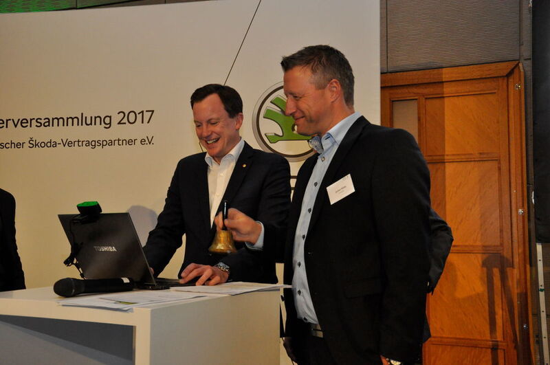 VDS-Geschäftsführer Patrick Kaiser (li.) bat die Teilnehmer nach den Pausen immer resolut wieder in den Sitzungssaal. An der Glocke: Jochen Müller. (Grimm / »kfz-betrieb«)