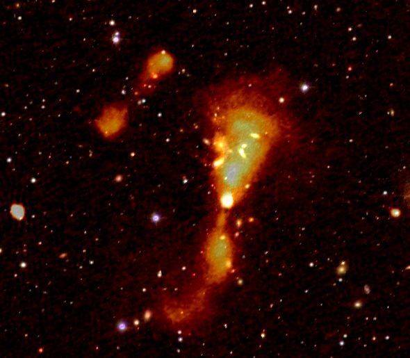 6: LOFAR-Aufnahme einer Radiogalaxie, überlagert mit einem Bild aus dem sichtbaren Spektrum desselben Himmelsausschnitts. (Cyril Tasse and the LOFAR surveys team / CC BY 3.0)