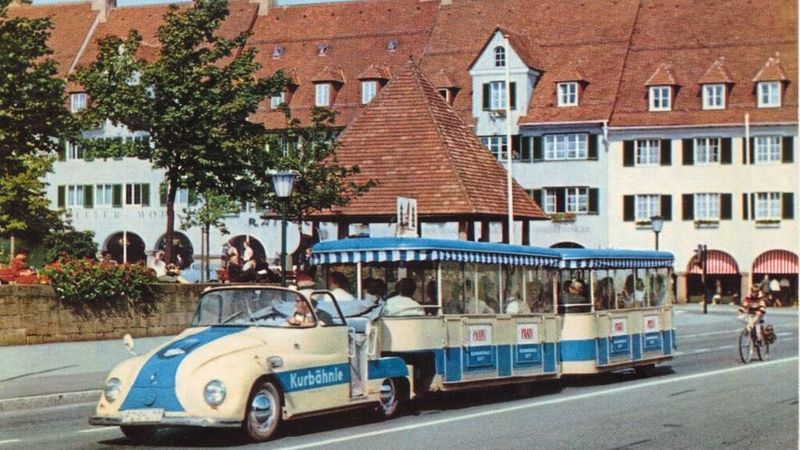Nicht wenige der „Porsche-Lokomotiven“ zogen in den Sechzigern und Siebzigern als Touristenbahnen ihre Anhänger durch Städte und Gemeinden. (Bild: Sammlung porschelok.de)