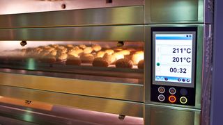 Backprozesse liefern wertvolle Abwärme, die viele Backbetriebe bislang kaum nutzen, um Energiekosten und CO2-Emissionen zu senken. (Bild: Siemens AG)