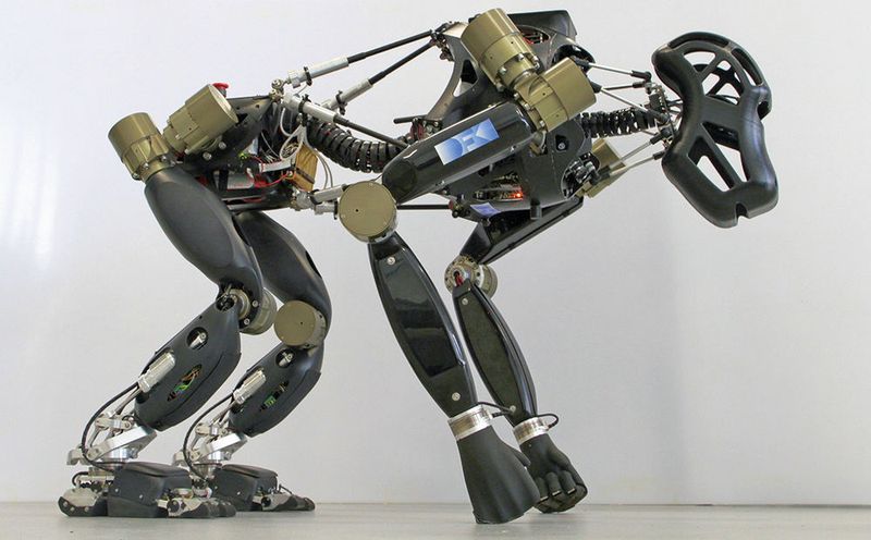 Der homanoide Roboter Charlie besitzt die Fähigkeit, seine Haltung an die jeweilige Gegebenheit anzupassen. (Bild: DFKI GmbH, Daniel Kühn)
