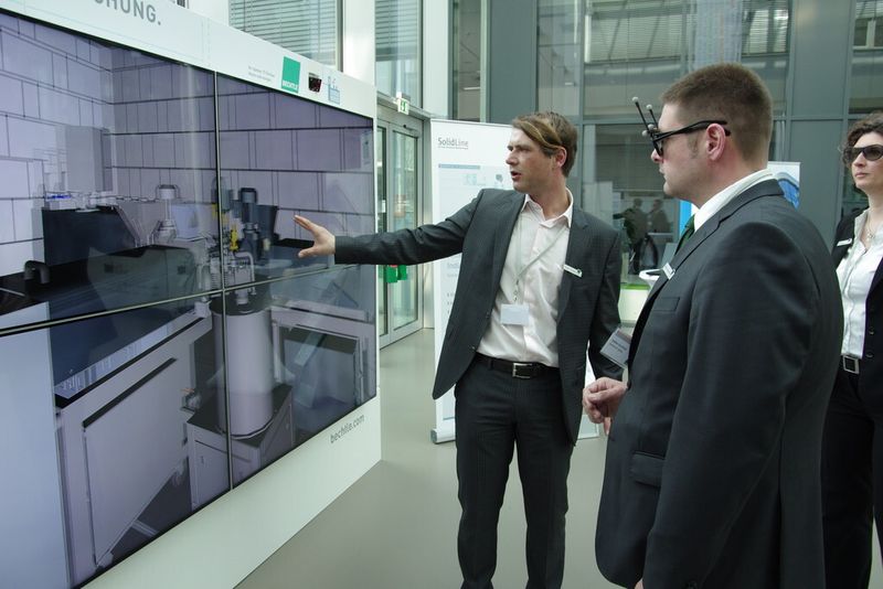 An der virtuellen Fabrik können Angestellte bereits vor Fertigstellung der Anlage trainiert werden . (Bild: Bechtle AG)