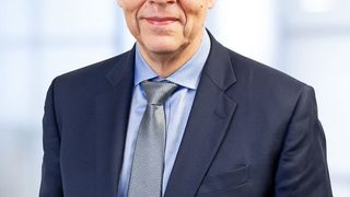 „Wir wollen, dass sich jeder Solvay-Mitarbeiter seines Reise-CO2-Fußabdrucks bewusst ist und als verantwortungsbewusster Bürger handelt“, sagt Hervé Tiberghien, Chief People Officer bei Solvay. (Bild: Solvay/ Diego Crutzen)