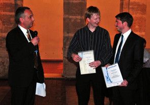 Prof. Dr. Majschak gratuliert den Gewinnern Hygienic Study Award 2012, Dr. Patrick Gordon, University of Cambridge, and Hannes Stoye, University of Dresden, anlässlich der Preisverleihung während des EHEDG World Congress 2012 in Valencia. (Bild: H.-W. Bellin)