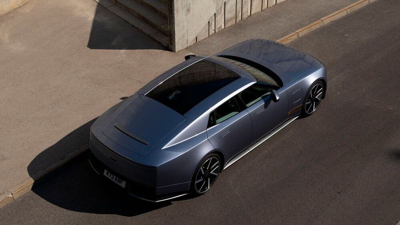Am Heck fehlt eine Glasscheibe; stattdessen sitzt dort eine massive Klappe mit ausfahrbarem Spoiler. (Bild: Jaguar)