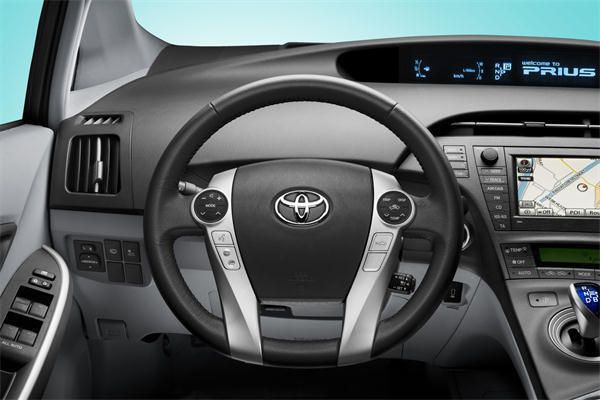 Zu den Fahrer-Assistenzsystemen zählen ein Head-Up-Display, das so genannte Touch-Tracer-System zum Zugriff auf Fahrzeuginformatioen und ein mit Solarenergie betriebenes Lüftungssystem. (Archiv: Vogel Business Media)