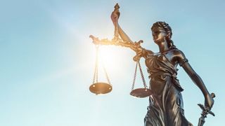 „Die Justiz setzt darauf, dass Bund und Länder in der Umsetzung Tempo machen und die dringend erforderliche Personal- und Digitaloffensive für die Justiz noch in diesem Jahr auf den Weg bringen“, so Sven Rebehn vom DRB (© Proxima Studio – stock.adobe.com)