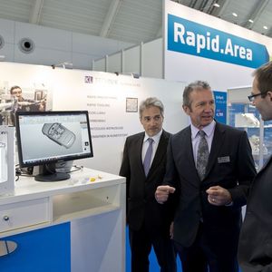 Moulding Expo 2015: Fachgespräche in der Rapid Area am Stand der KL Technik in Halle 4