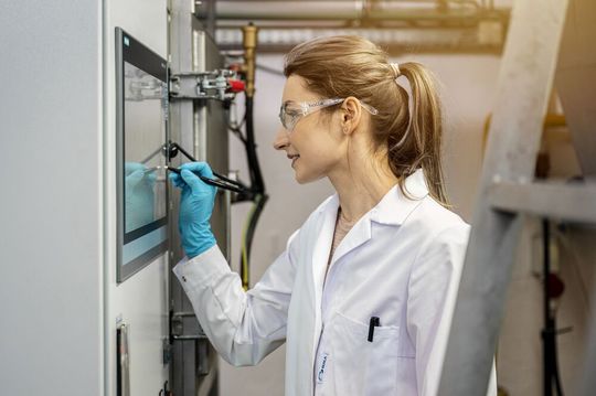 Umweltschonender Wertherhalt. Dr. Lesia Sandig-Predzymirska im Technikum an der TU Freiberg. Im Forschungsprojekt „Recycalyse“ werden dort umweltschonende Methoden für das Recycling von Edelmetallen aus Elektrokatalysatoren untersucht.(Bild:  TU Bergakademie Freiberg / C. Mokry)