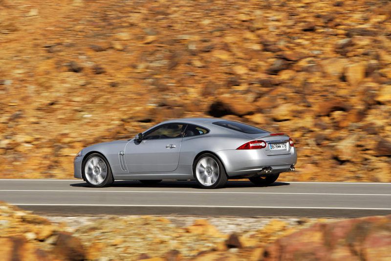 Das XKR Coupé ist ab 103.900 Euro ab sofort im Handel erhältlich. (Archiv: Vogel Business Media)