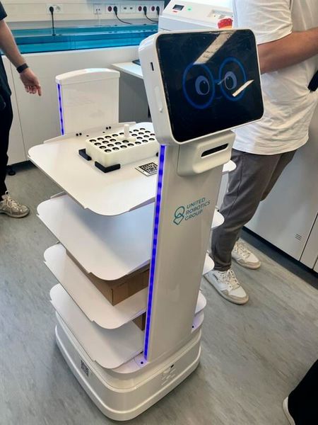 „uLog“ ist ein autonomer mobiler Transportroboter: Per Knopfdruck angefordert, übernimmt er den Probentransport zwischen den einzelnen Stationen. (Bild: © Serina Sonsalla)