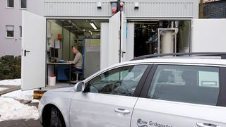 Wird Ökostrom zur Wasserstoff- oder Methanerzeugung genutzt, kann man auch mit regenerativer Energie Auto fahren. Diese Form der Energiespeicherung gilt deshalb als vielversprechend. (Bild: ZSW)