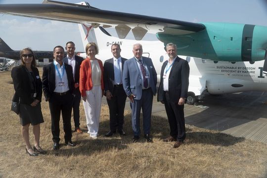 Arbeiten ab sofort strategisch zusammen (v.l.): Patricia Ferrari (Head of Procurement Deutsche Aircraft), Fabio Maffei (Head Business Development Germany Thyssenkrupp Aerospace), Florian Schasiepen (Business Development Manager Thyssenkrupp Aerospace), Ilse Henne (Chief Transformation Office Thyssenkrupp Materials Services), Maximilian Fahr (Director Supply Chain Deutsche Aircraft), Dave Jackson (CEO Deutsche Aircraft), sowie Patrick Marous (CEO Thyssenkrupp Aerospace).(Bild:  Thyssenkrupp Aerospace)