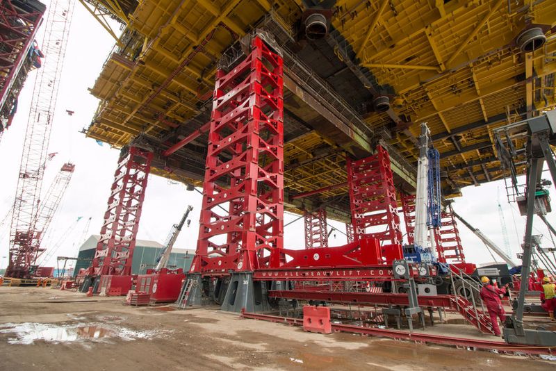Das modulare Hubsystem Mega Jack besteht aus einzelnen stählernen Hubtürmen, von denen jeder 5.200 t heben kann. (ALE)