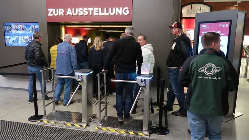 25 Teilnehmer des Classic Business Days nutzten am Vorabend der Veranstaltung die Möglichkeit, an einem exklusiven, vom Pressesprecher Stephan Richter geführten Rundgang durch das größte Oldtimermuseum Europas teilzunehmen.   (Bild: Diehl – VCG)