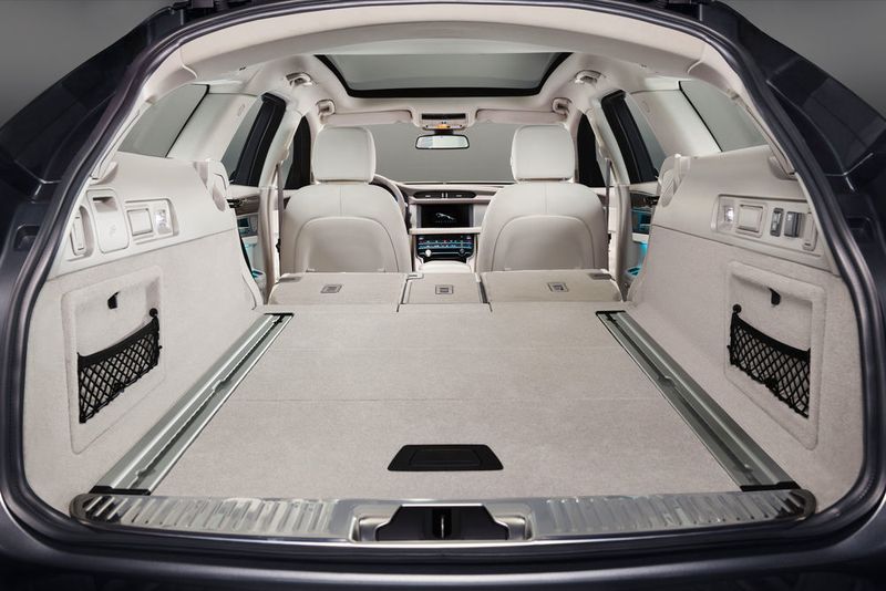 Mit umgeklappten Rücksitzen ist der Kofferraum gut zwei Meter tief. (Jaguar Land Rover)