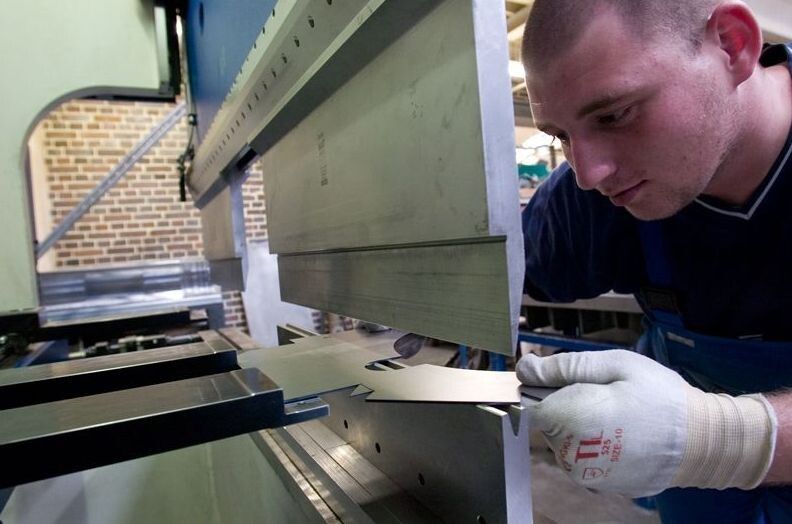 Blick in die Fertigung der Omega Blechbearbeitung AG. (Bild: Omega)