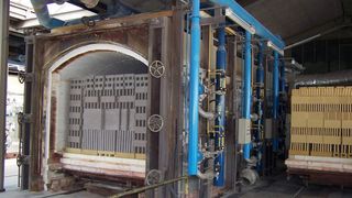Die getrockneten Formsteine  werden auf schienengebundenen Herdwagen gestapelt, in den Brennofen geschoben und anschließend bei 1000 bis 1400 °C gebrannt. (Archiv: Vogel Business Media)