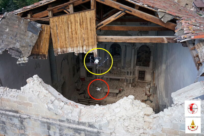Ein Flugroboter fliegt in die Sant Agostino Kirche, zu sehen im roten Kreis. Zwei weitere Roboter – einer befindet sich im gelben Kreis, ein weiterer liefert dieses Bild – geben dem Operator zum Manövrieren Sicht auf die Drohne. (TRADR)