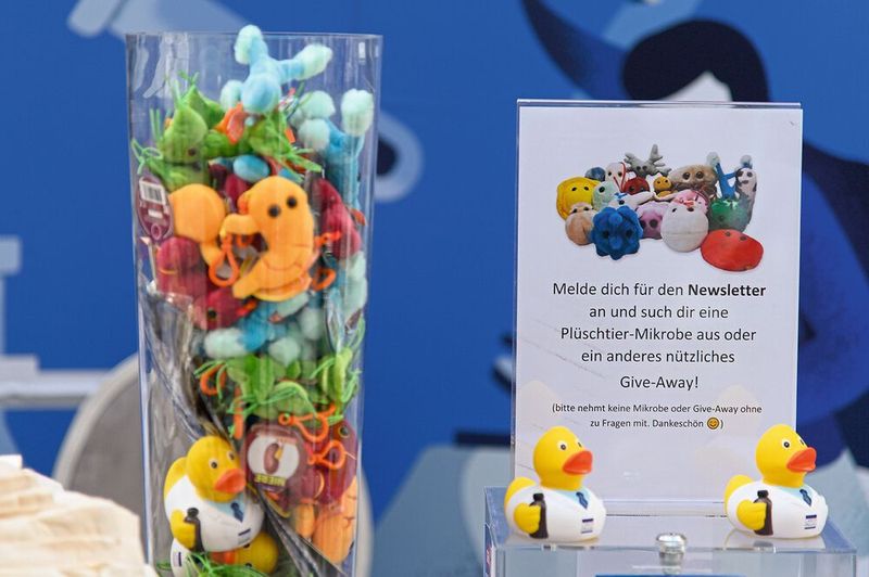 Genug Zeit also, sich auch um die Anmeldung des LABORPRAXIS-Newsletters zu kümmern. Als Dankeschön gibt es Give-Aways wie die Plüschmikroben oder die LABORPRAXIS-Quietescheenten.   Mehr Infos zu den kommenden LAB-SUPPLY-Messen finden Sie auf www.lab-supply.info (Bild: Stefan Stark)