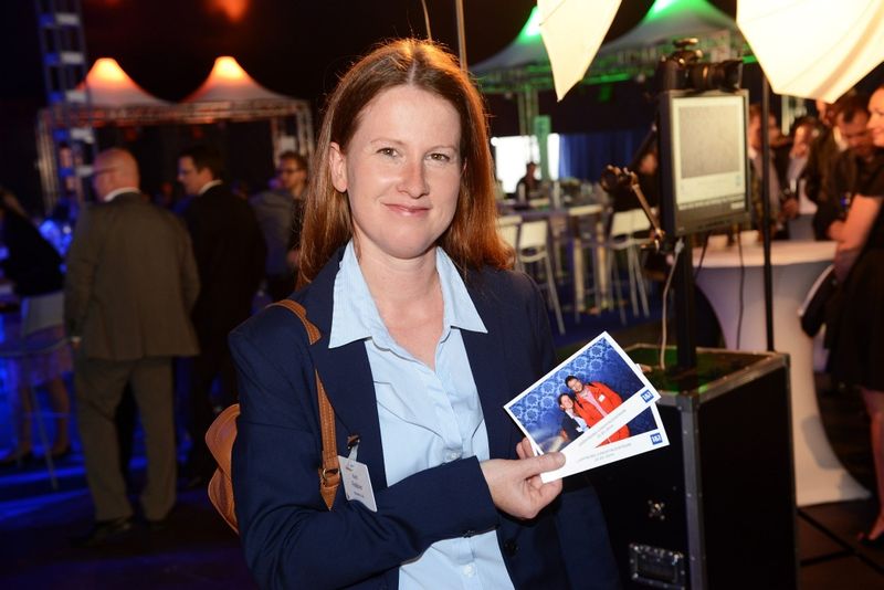 Produktmanagerin Ruth Feldner mit den Photobox-Bildern. (IT-BUSINESS)