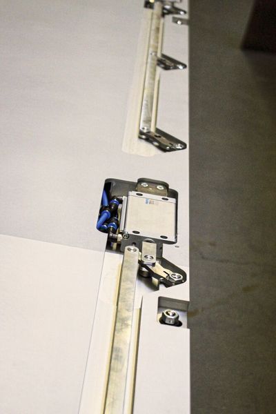 Busse brachte umlaufende Pneumatikzylinder in das Beschicktablett eingebracht, um die Randleisten verstellen zu können. (Bild: Busse)