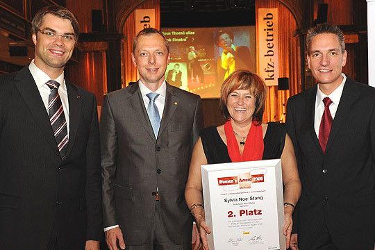 Platz zwei ging an Sylvia Noe-Stang aus Karlstein, beglückwünscht von (v. li.) Nissan Sales Performance Manager Michael Melz, Ingo Fischer von Shell, und Wolfgang Michel. (Archiv: Vogel Business Media)