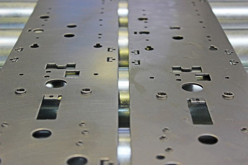 Bleche nach (links) und vor der Bearbeitung. (Bild: Wöhler Brush Tech)