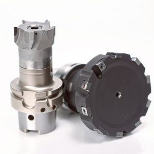 Als universell einsetzbares Fräswerkzeug eignet sich der Fräser FaceMill-Diamond-ES für kleinere Serien und wechselnde Bauteile, der mit Wendeschneidplatten ausgestattete Fräser NeoMill-T-Finish dagegen ist besonders wirtschaftlich beim Finishen in der Serienfertigung.(Bild:  Mapal)