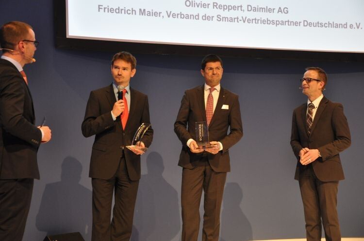 Smart (2,24) sticht Porsche (2,31) bei den Nischenfabrikaten aus. Olivier Reppert (Daimler AG, 2. v.li.) und Friedrich Maier (Smart-Händlerverband, 2. v. re.) erklären sich dies unter anderem mit der großen Vorfreude des Handels auf die angekündigten Modelle. (Foto: Richter)