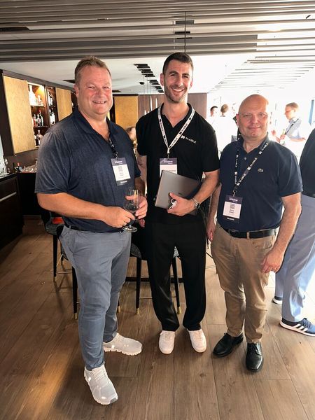 Tobias Bartholomä (m. n-able) kann sich beide Vornamen leicht merken, (l.) Boris Adler (AHS), und Boris Wetzel (choin!) (Bild: Vogel IT-Medien)