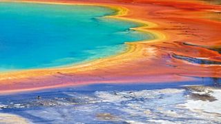 Auf geothermalen Feldern wie im Yellowstone-Nationalpark könnten auf der Ur-Erde erste RNA-Moleküle, die Vorboten des Lebens, entstanden sein. (gemeinfrei, Steppinstars)
