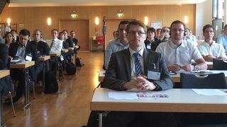 Interessierte Mienen bei den Gästen des ersten Treffens des AVK-Arbeitskreises für „Endlosfaserverstärkte thermoplastische Kunststoffe im Automobilbereich“, das kürzlich in Frankfurt am Main stattgefunden hat. (Bild: AVK)