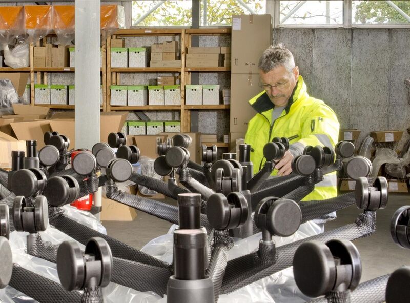 In Weil am Rhein ist ein Transco-Mitarbeiter mit der Montage von Drehstühlen beschäftigt. (Bild: Transco)