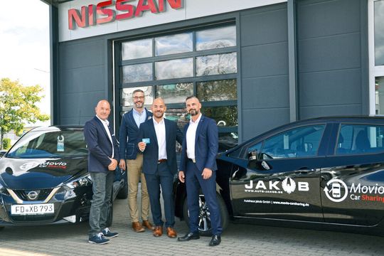 V. li.: Peter Jakob, Autohaus Jakob, Marcel Gerblich, Santander Consumer Bank, Benjamin Jakob, Autohaus Jakob, und Ronny Böttcher, Santander Consumer Bank, freuen sich, dass das Carsharing-Projekt in Petersberg erfolgreich gestartet ist.(Bild:  Mauritz)