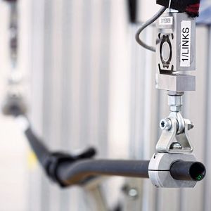 Prüfung von Lenker und Vorbau(Bild:  Dr. Strecker/EFBE Prüftechnik)