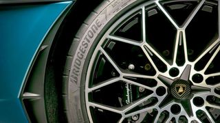 Einer der drei für den neuen Lamborghini Temerario vorgesehenen Hochleistungsreifen von Bridgestone aus der Nähe. (Bild: Lamborghini)