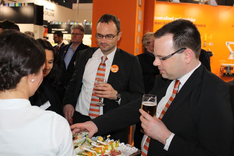 Am Dienstagabend wurde bei der Vogel Business Media am Messe-Stand in Halle 9 traditionell auf eine erfolgreiche Hannover Messe 2014 angestoßen. Gute Gespräche und Live-Musik von der Band „Famos“ sorgten bei den zahlreichen Standpartygästen für eine ausgelassene Stimmung. (Siegl/Vogel Business Media)