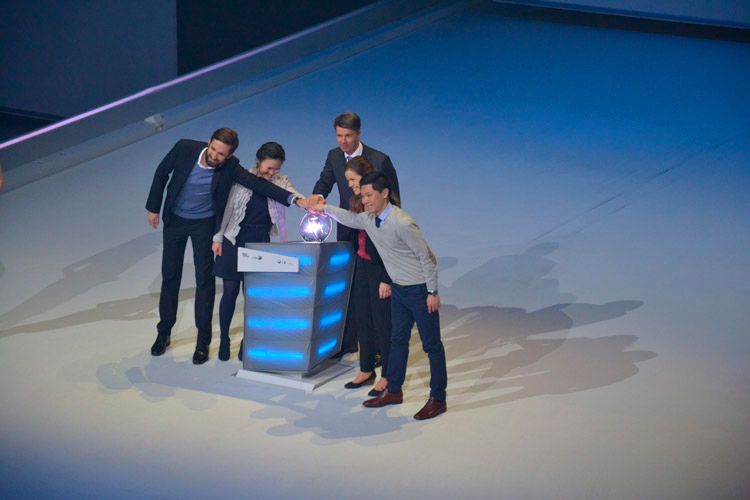 Nach so vielen Reden kam der Mann der Tat. BMW-Chef Harald Krüger läutete gemeinsam mit vier Mitarbeitern per Knopfdruck… (Foto: Michel)