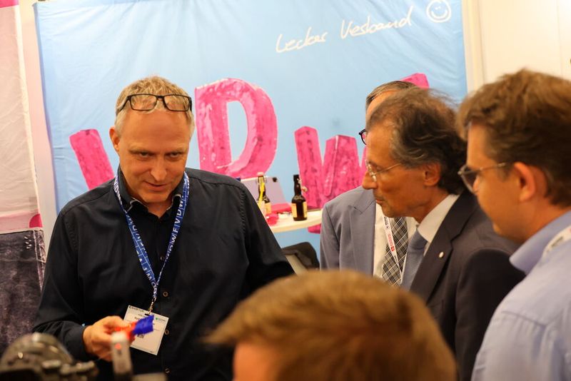 Auch am neuen Standort in Leipzig-Schkeuditz  bringt die KPA - Kunststoff Produkte Aktuell die Menschen zusammen. Der intensive Austausch untereinander in der Branche ist heute wichtiger denn je. (Bild:  Maschinenmarkt/rw)