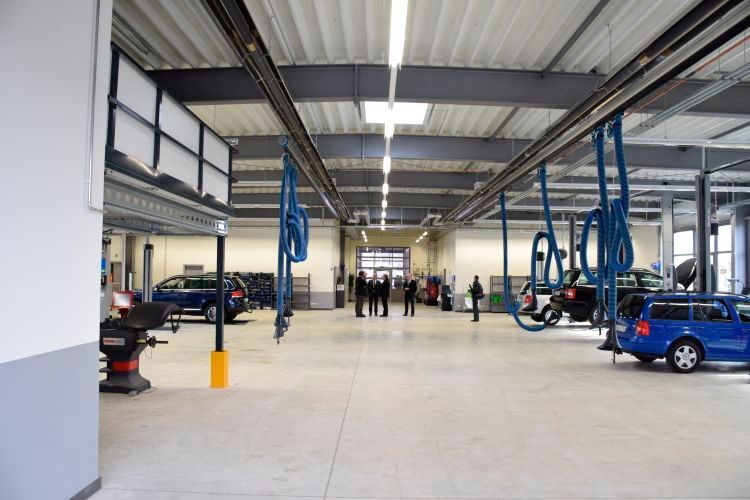 Die großzügige und helle Werkstatt bietet beste Arbeitsbedingungen. (Jan Rosenow)