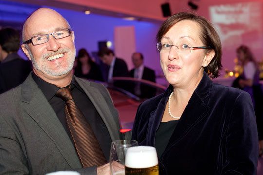 Werner Degen (VBM) genießt sein Bier in Gesellschaft von Fabiola Wagner (ZF). (VBM)