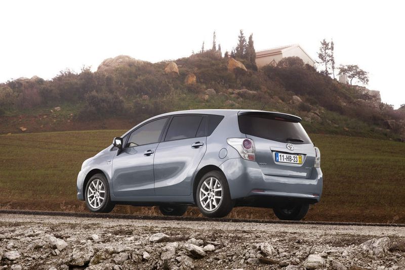 Die Heckpartie des Verso erinnert mit den transparenten Heckleuchten an den Vorgänger Corolla Verso (Archiv: Vogel Business Media)