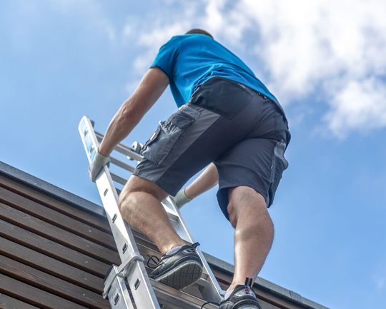 Das Steigtechniksystem Skymaster Plus X von Zarges garantiert sowohl innen als auch außen, wie hier, die Einhaltung der Richtlinie TRBS 2121-2. Es handelt sich um eine leichtgewichtige, dreiteilige Mehrfachleiter. Über sie – und andere Neulinge – handelt dieser Beitrag.(Bild:  Zarges)