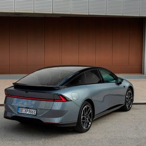 Das Dach spannt sich in einem weit gestreckten Bogen über den geräumigen Innenraum des P7+(Bild:  Xpeng)