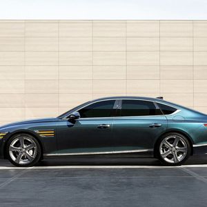 Markant ist beim Genesis G80 unter anderem das Scheinwerferdesign im Doppelstreifen-Stil.(Bild:  Genesis)