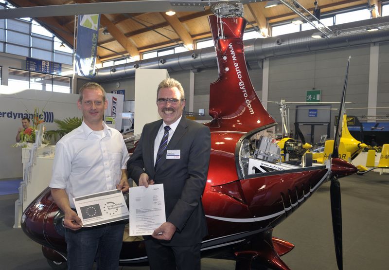 Thomas Kroemer, Niedersächsisches Ministerium für Wirtschaft, Arbeit und Verkehr überreicht Otmar Birkner , Managing Director der Firma Auto-Gyro den Zuwendungsbescheid für den 