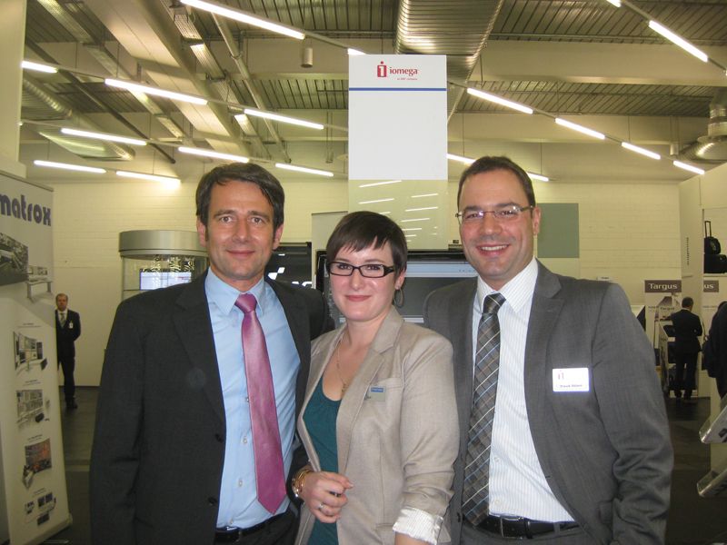 Lisa Bayer, Techdata, umrahmt von Björn Kaun (l.) und Frank Sälzer, Iomega (Archiv: Vogel Business Media)