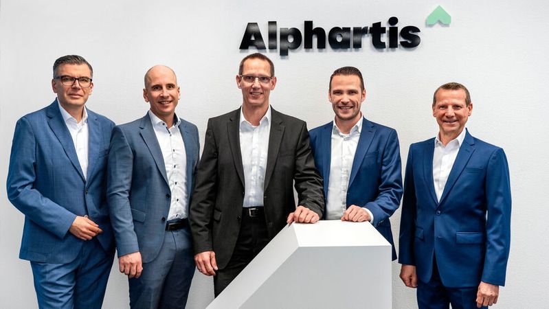 Die Verantwortung für die ahg und die bhg Autohandelsgesellschaft ist künftig auf mehr Schultern verteilt: Die Geschäftsführer Thomas Linderich (After Sales, links) und Alexander Kramer (Vertrieb, rechts) haben nun starke Partner; zu Geschäftsführern ernannt wurden (2. v. l. und folgend) Michael Langhorst (ahg After Sales), Stephan Kreißig (bhg After Sales) und Holger Eberle (ahg Vertrieb).(Bild:  Alphartis SE)