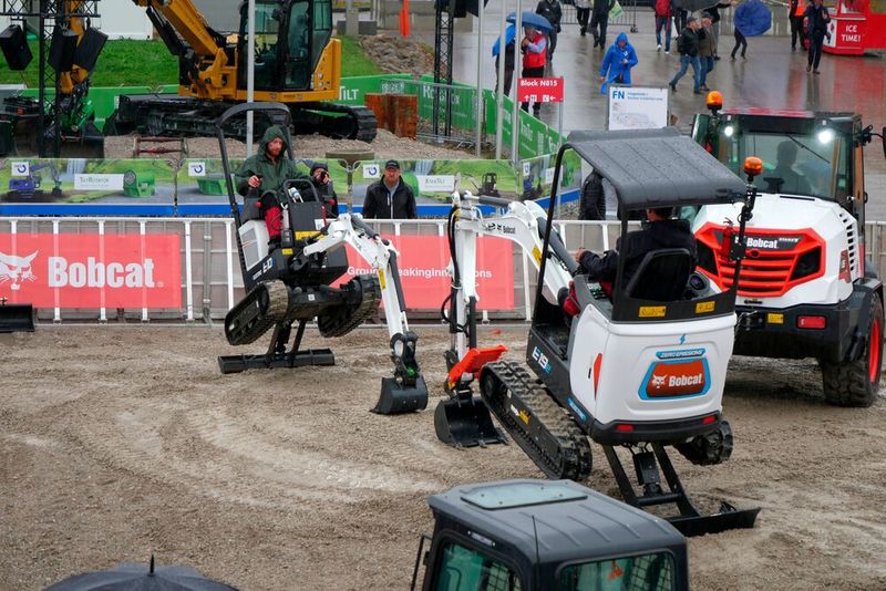 Mit dabei war auch der Zwei-Tonnen-Elektro-Minibagger E19e. Der Bagger verfügt über die gleiche Stabilität, Hubkapazität und Ausbrechkraft wie sein konventionelles Gegenstück. Mit einer Breite von 98 Centimetern lässt sich das neue Elektromodell auch auf engstem Raum leicht bedienen und ist damit ideal für Aufgaben wie Abbrucharbeiten sowie für Außeneinsätze geeignet, die einen leisen, emissionsfreien Betrieb erfordern. (Bild: Sandro Kipar/VCG)